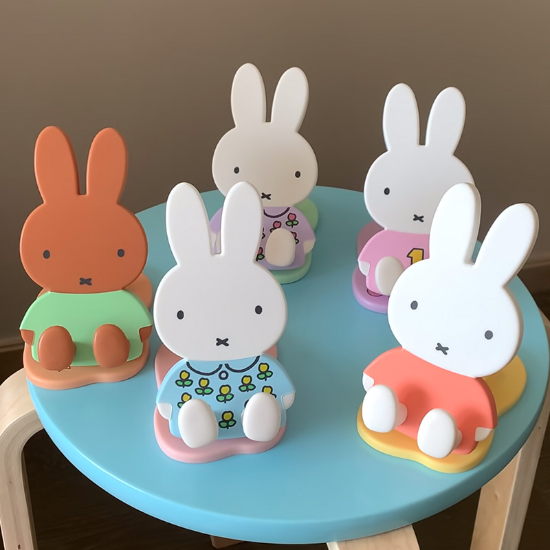 Tablet Cute Accessories - ที่วางโทรศัพท์แบบพับได้ลายการ์ตูนมิฟฟี่ ปรับระดับได้ ใช้ได้กับโทรศัพท์มือถือและแท็บเล็ต อุปกรณ์เสริมน่ารัก เหมาะสำหรับเป็นของขวัญวันเกิดให้เพื่อน